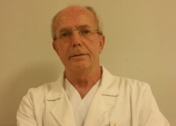 Mjeku i QKUK-së i tregon gazetarit: Kam krijuar zonë izolimi në shtëpi nga frika se mund ta infektojë familjen