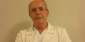 Mjeku i QKUK-së i tregon gazetarit: Kam krijuar zonë izolimi në shtëpi nga frika se mund ta infektojë familjen