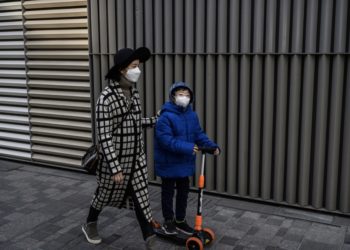 Kina po i kthehet normalitetit, nxënësit u kthehen mësimeve