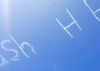 Mbishkrim interesant në qiell, aeroplani “shkruan” një paralajmërim: Pastroni duart