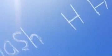 Mbishkrim interesant në qiell, aeroplani “shkruan” një paralajmërim: Pastroni duart