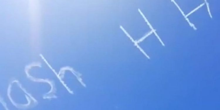 Mbishkrim interesant në qiell, aeroplani “shkruan” një paralajmërim: Pastroni duart