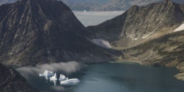 Përshpejtohet shkrirja e akujve në Grenlandë dhe Antarktidë