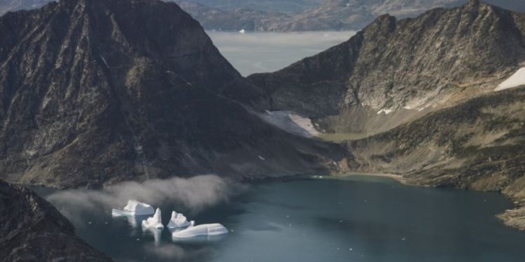 Përshpejtohet shkrirja e akujve në Grenlandë dhe Antarktidë