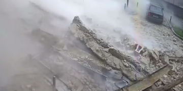 Tërmeti në Kroaci: Struktura gjigande bie nga lartë, vetura shpëton për pak