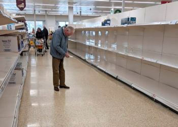 Fotografi zemërthyese: Derisa shikon listën e tij të blerjeve, plaku përballet me realitetin tronditës