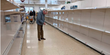 Fotografi zemërthyese: Derisa shikon listën e tij të blerjeve, plaku përballet me realitetin tronditës