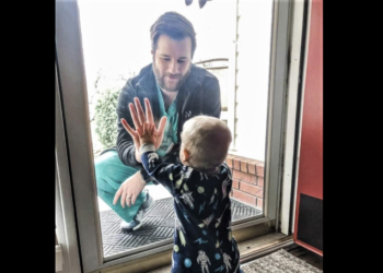 Përloti me fotografinë e djalit, por mjekut që po lufton koronavirusin i prishet shtëpia nga tornado