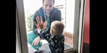 Përloti me fotografinë e djalit, por mjekut që po lufton koronavirusin i prishet shtëpia nga tornado