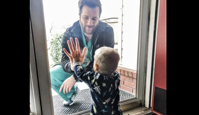 Përloti me fotografinë e djalit, por mjekut që po lufton koronavirusin i prishet shtëpia nga tornado