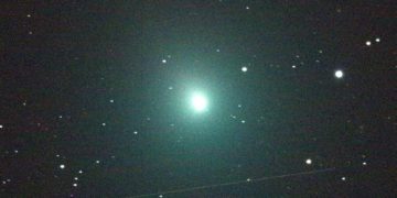 Kometa që mori vëmendjen e astronomëve: 600 herë më ndriçuese se që u parashikua