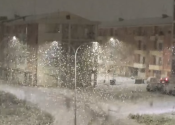 Itali, fjollat “gjigande” të borës habisin banorët e Apricenas