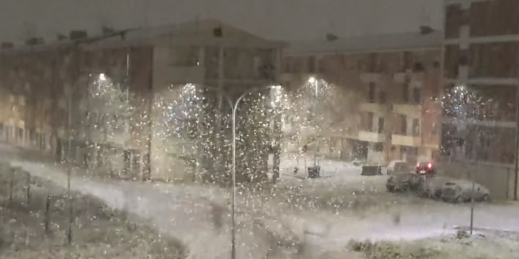 Itali, fjollat “gjigande” të borës habisin banorët e Apricenas