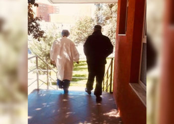 Del nga spitali i shëruari i parë nga koronavirusi në Shqipëri