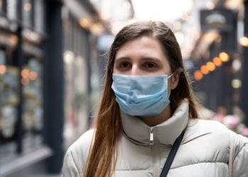 OBSH-ja u tërheq vërejtjen të rinjve: Nuk jeni as ju të pathyeshëm nga koronavirusi