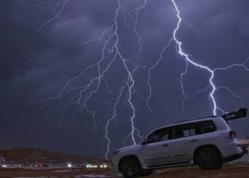 Dubai goditet nga një stuhi e fuqishme me rrufe e shi të rrëmbyeshëm