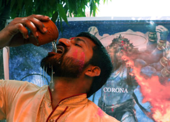 Indianët pijnë urinë lope, besojnë se e kuron koronavirusin