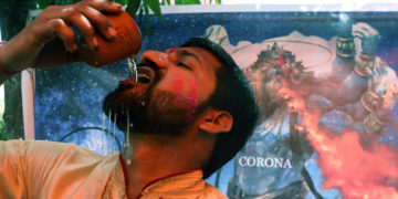 Indianët pijnë urinë lope, besojnë se e kuron koronavirusin