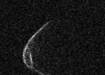 Meteoriti gjigand kalon pranë Tokës, shkencëtarët habiten nga forma si maskë