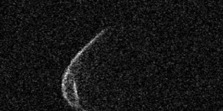 Meteoriti gjigand kalon pranë Tokës, shkencëtarët habiten nga forma si maskë