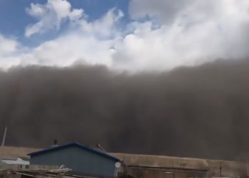 Stuhia e fuqishme e rërës mbërthen qytetin kinez, banorët panikosen