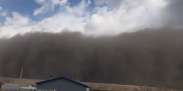 Stuhia e fuqishme e rërës mbërthen qytetin kinez, banorët panikosen