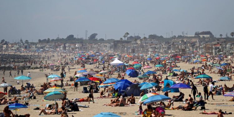 40 mijë njerëz turren në plazhet e Kalifornisë në mes së krizës së koronavirusit