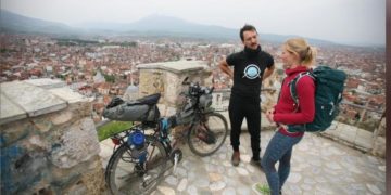 Nisi një turne nëpër botë, çifti britanik bllokohet në Prizren nga koronavirusi