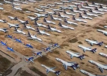 Për shkak të pandemisë, shkretëtira shndërrohet në parkingun më të madh të aeroplanëve