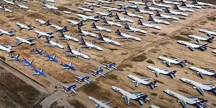 Për shkak të pandemisë, shkretëtira shndërrohet në parkingun më të madh të aeroplanëve