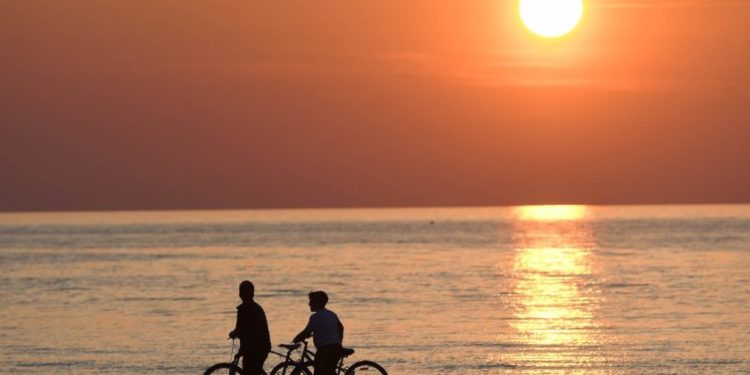 Magji në qiell, perëndimi i diellit në Qerret, Shqipëri