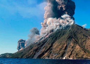 Llava rrjedh në det pas shpërthimit vullkanik në majën Stromboli