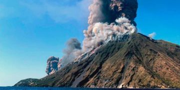 Llava rrjedh në det pas shpërthimit vullkanik në majën Stromboli