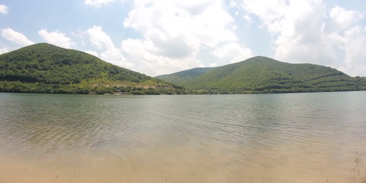 Bukuritë e Liqenit të Badovcit dhe hambarët qindravjeçar