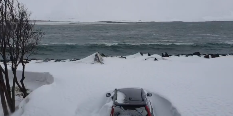 Orteqet krijojnë cunami në Islandë, më 5 prill ra borë e madhe