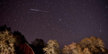 Çfarë po ndodh në qiell këto ditë, pse po shohim drita e yje që lëvizin? – Ky është shpjegimi