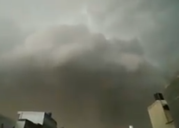 Dita shndërrohet në natë për një çast në Pakistan