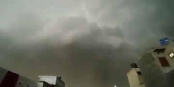 Dita shndërrohet në natë për një çast në Pakistan