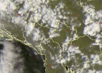 Moti me diell dhe vranësira të pakta