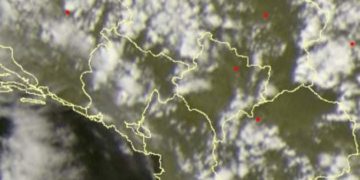 Moti me diell dhe vranësira të pakta