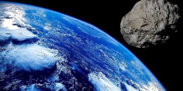 Asteroidi i madh i afrohet tokës por nuk ka rrezik