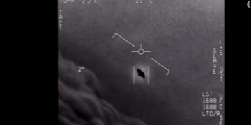 Pentagoni publikon tri video të objekteve të paidentifikuara, të kapura nga ushtria amerikane