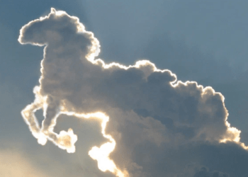 Pamje të mrekullueshme të formimit të reve të kapura në qiell