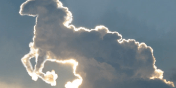 Pamje të mrekullueshme të formimit të reve të kapura në qiell