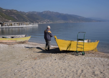 Trishtim në sytë e peshkatarit në Pogradec, doli në liqen pas karantinës dhe u kthye vetëm me 1 peshk