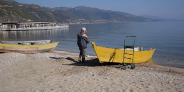 Trishtim në sytë e peshkatarit në Pogradec, doli në liqen pas karantinës dhe u kthye vetëm me 1 peshk