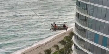 Stuhia e erës rrezikon jetën e dy punëtorëve që po pastronin xhamat