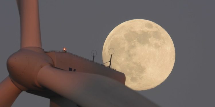 Superhëna e fundit për vitin 2020 do të shkëlqej sonte