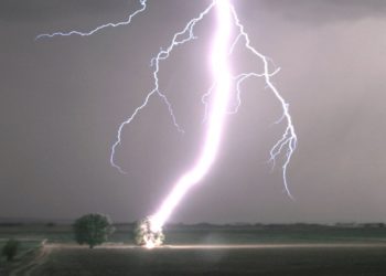 Kjo konsiderohet rrufeja më e fuqishme që ka goditur ndonjëherë tokën