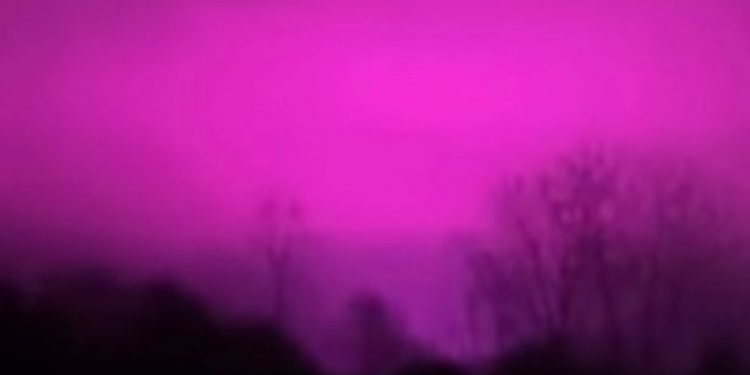 Banorët çuditen nga ngjyrat që merr qielli në New York dhe xhirojnë momentin